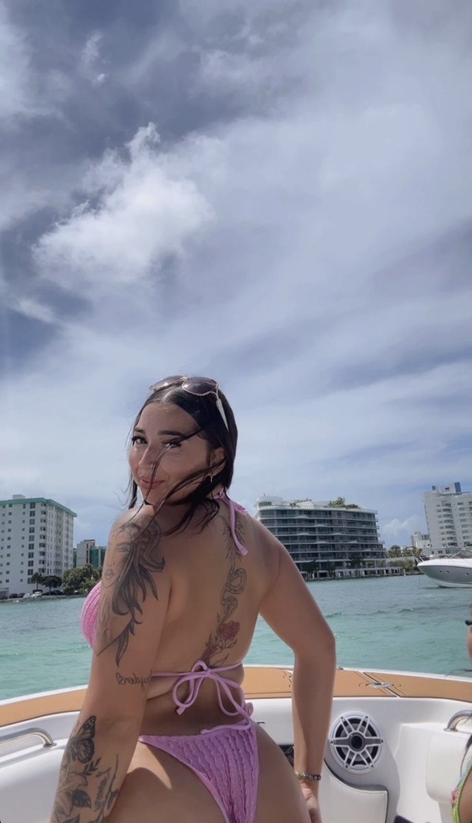 eestrellaaax's tweet photo. My fav thing to be in is a bikini 💕 https://t.co/mTkyIUfqQW