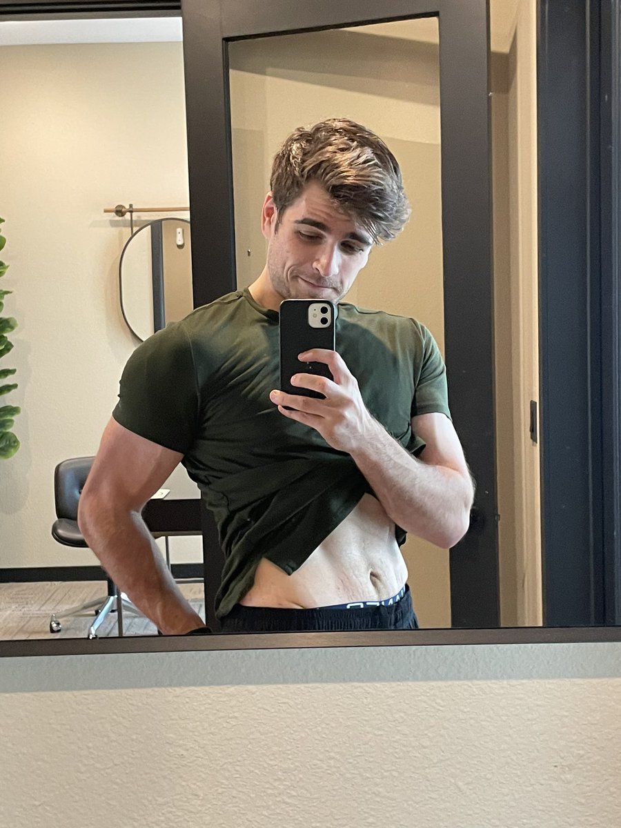 BlueberrySmalls's tweet photo. Life update for all the friends on here since i’ve been MIA. Dropped over 120 pounds since last year focusing on my health and wellbeing (It helps when you quit Apex Legends 🧍‍♂️) and finally have the courage to show photos exactly one year apart as of today. Miss you all ❤️ https://t.co/bIoULPHy8P