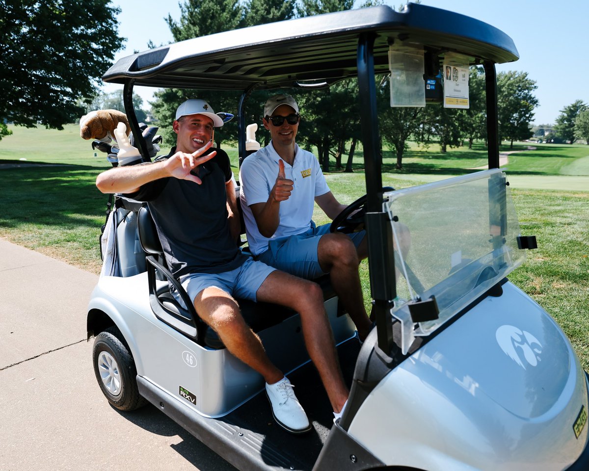 IowaHoops's tweet photo. The 2024 𝘾𝙝𝙧𝙞𝙨 𝙎𝙩𝙧𝙚𝙚𝙩 𝙈𝙚𝙢𝙤𝙧𝙞𝙖𝙡 𝙂𝙤𝙡𝙛 𝘾𝙡𝙖𝙨𝙨𝙞𝙘 ⛳️

#CMS40 x #Hawkeyes 🖤 https://t.co/B9bytVB3jY