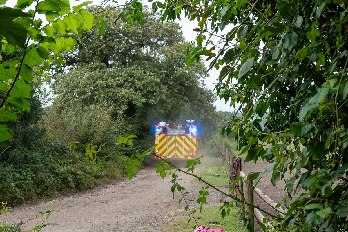 passedwonder's tweet photo. Well, I'm put through to @HertsFRSControl as I'm right on the border - but they took info, asked questions &amp; pass it over. 
It was pointing the second fire engine down the right road that made me less worried I'd wasted their time!
And warned a few other #LDNLoop-ers who I passed https://t.co/YqhjZVj5H7