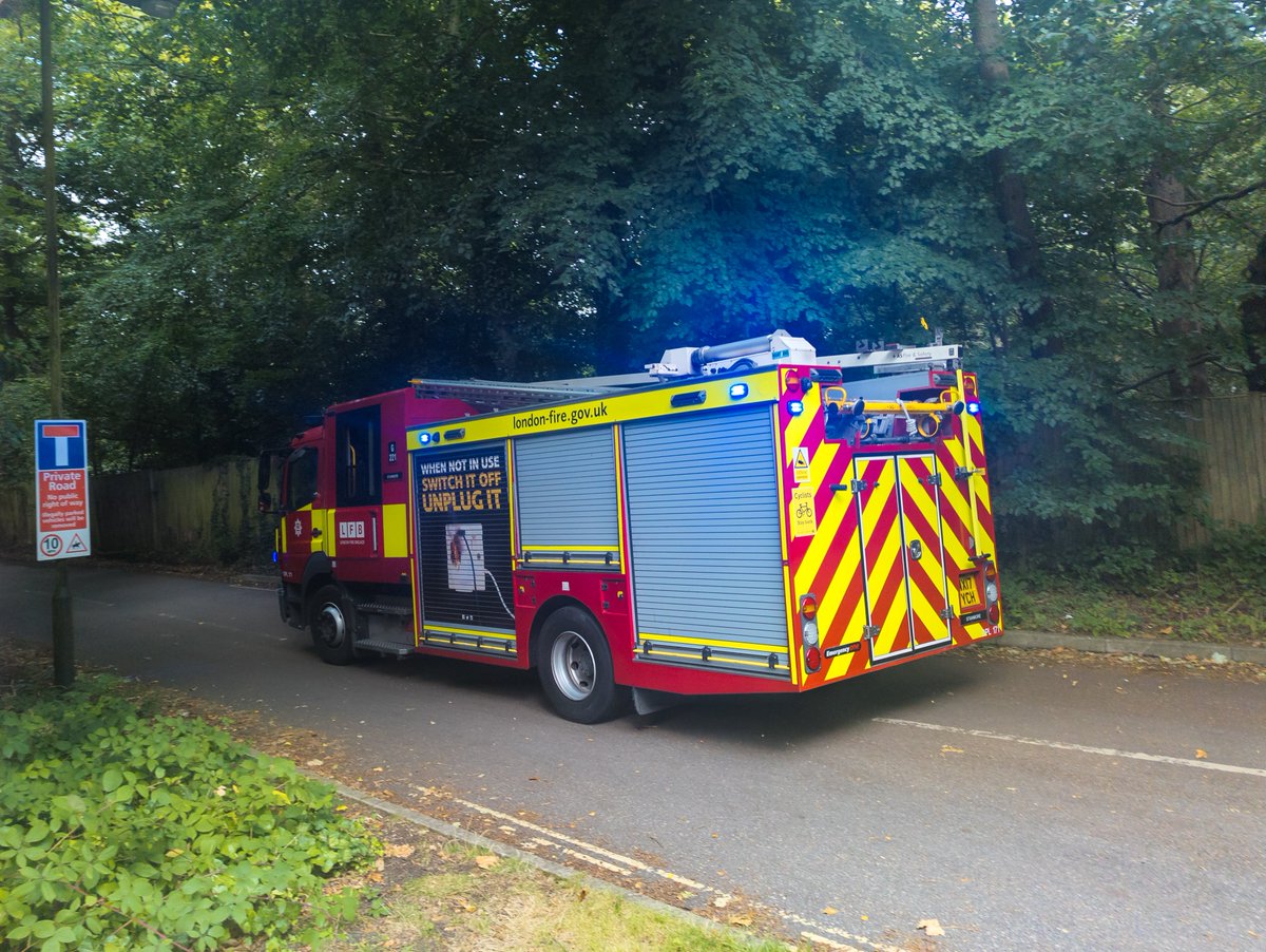 passedwonder's tweet photo. Well, I'm put through to @HertsFRSControl as I'm right on the border - but they took info, asked questions &amp; pass it over. 
It was pointing the second fire engine down the right road that made me less worried I'd wasted their time!
And warned a few other #LDNLoop-ers who I passed https://t.co/YqhjZVj5H7