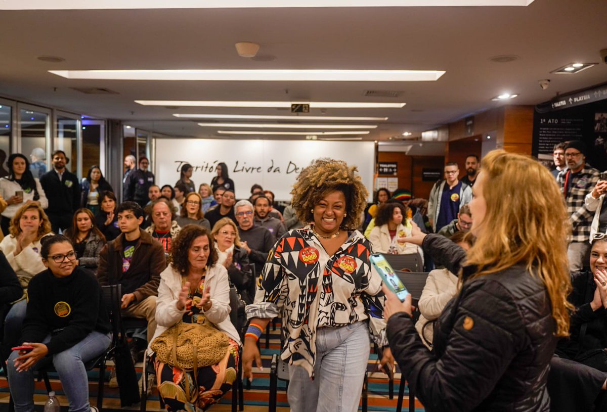 Hoje fui convidada para conversar sobre cultura no @teatrocasagrande . Esse debate é muito caro para nós, povo preto da periferia, que produzimos a cultura desse país e tivemos os nossos saberes sequestrados. 

O debate sobre cultura é extenso e fundamental para disputa da