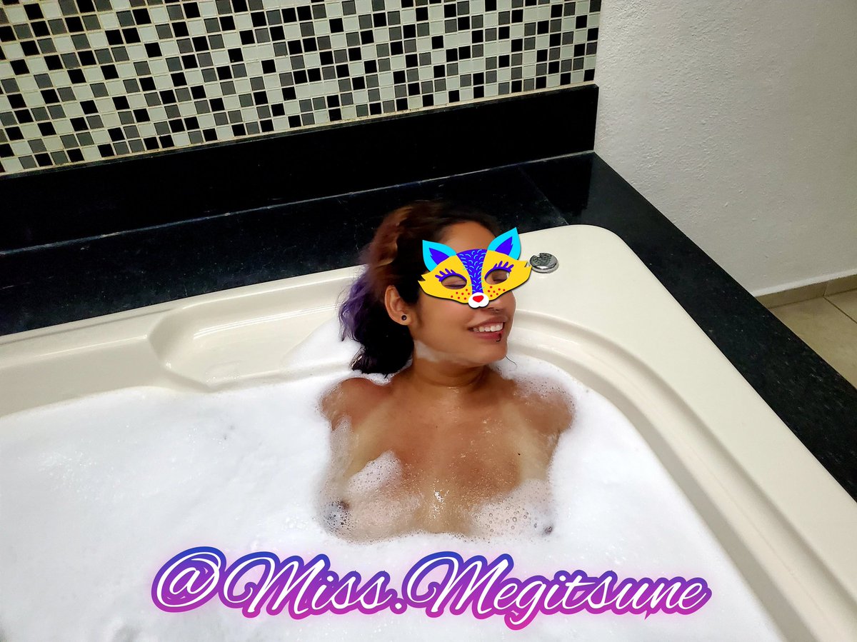 MegitsuneMiss's tweet photo. Que ganas de que me lleven a un jacuzzi con este perro caloron 🥵 https://t.co/pqlqws8T2A