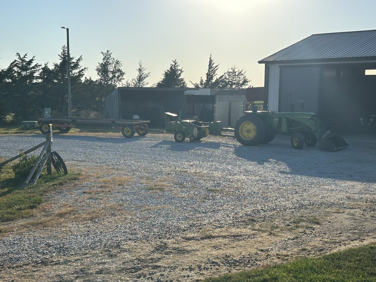 mitchumtwostix's tweet photo. Was all cleaned and ready for winter. Phone rings. 300 4th cutting alfalfa? Hell yeah it’s ready to go. We roll (square) at 2130 hrs. With a little dew on the leaves. Will be to notch!!
#rabbitfeed hey what da ya give for em boys? How bout a $20 bill now 25!! https://t.co/qjMlbqqzaT