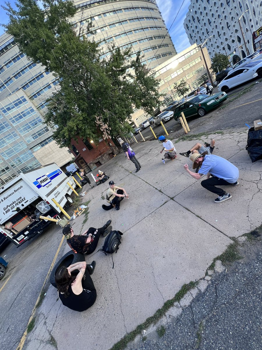 Fexazaur's tweet image. What a load of freakin wild hooligans!!! Love each and every one of you who came through to our popup this weekend and the masterminds behind it all @animalartcrimes ❤️❤️❤️🙏 immensely grateful to be a part of building this empire 🐺🐊