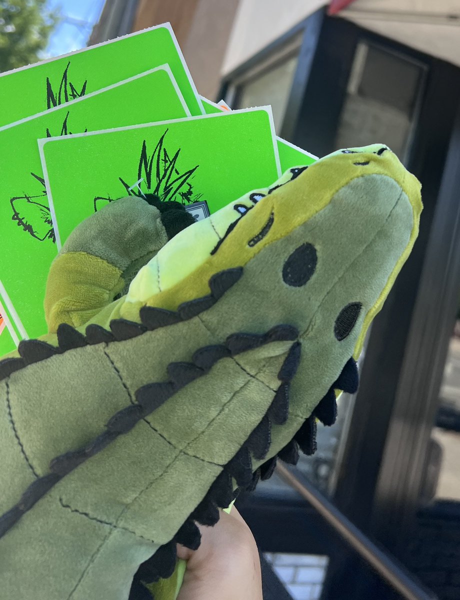 Fexazaur's tweet image. What a load of freakin wild hooligans!!! Love each and every one of you who came through to our popup this weekend and the masterminds behind it all @animalartcrimes ❤️❤️❤️🙏 immensely grateful to be a part of building this empire 🐺🐊