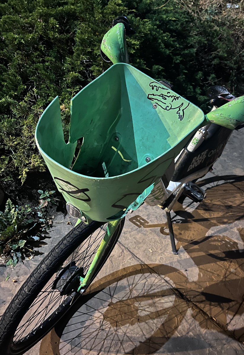 Fexazaur's tweet image. What a load of freakin wild hooligans!!! Love each and every one of you who came through to our popup this weekend and the masterminds behind it all @animalartcrimes ❤️❤️❤️🙏 immensely grateful to be a part of building this empire 🐺🐊