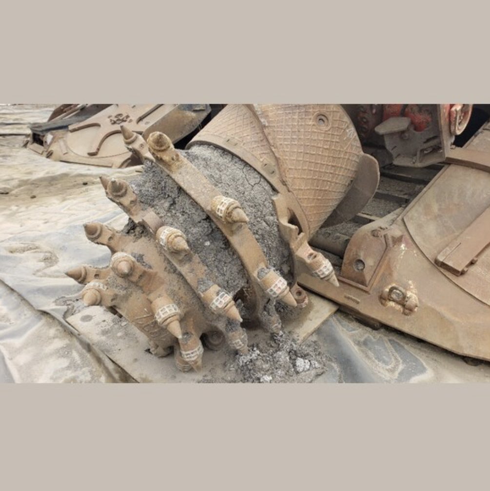 SavonaEquipment's tweet image. 2016 Sandvik MT 520 roadheader. 1564hrs on hydraulic motor, 1048hrs on cutting head motor. Max cutting height of 7.1m, 10.3m max cutting width. 1.5m/sec cutting speed @ 50Hz, 0-20m/min tramming speed. 537kW total power. savonaequipment.com/en/sandvik-mt5… #roadheader #tunneling #cutter