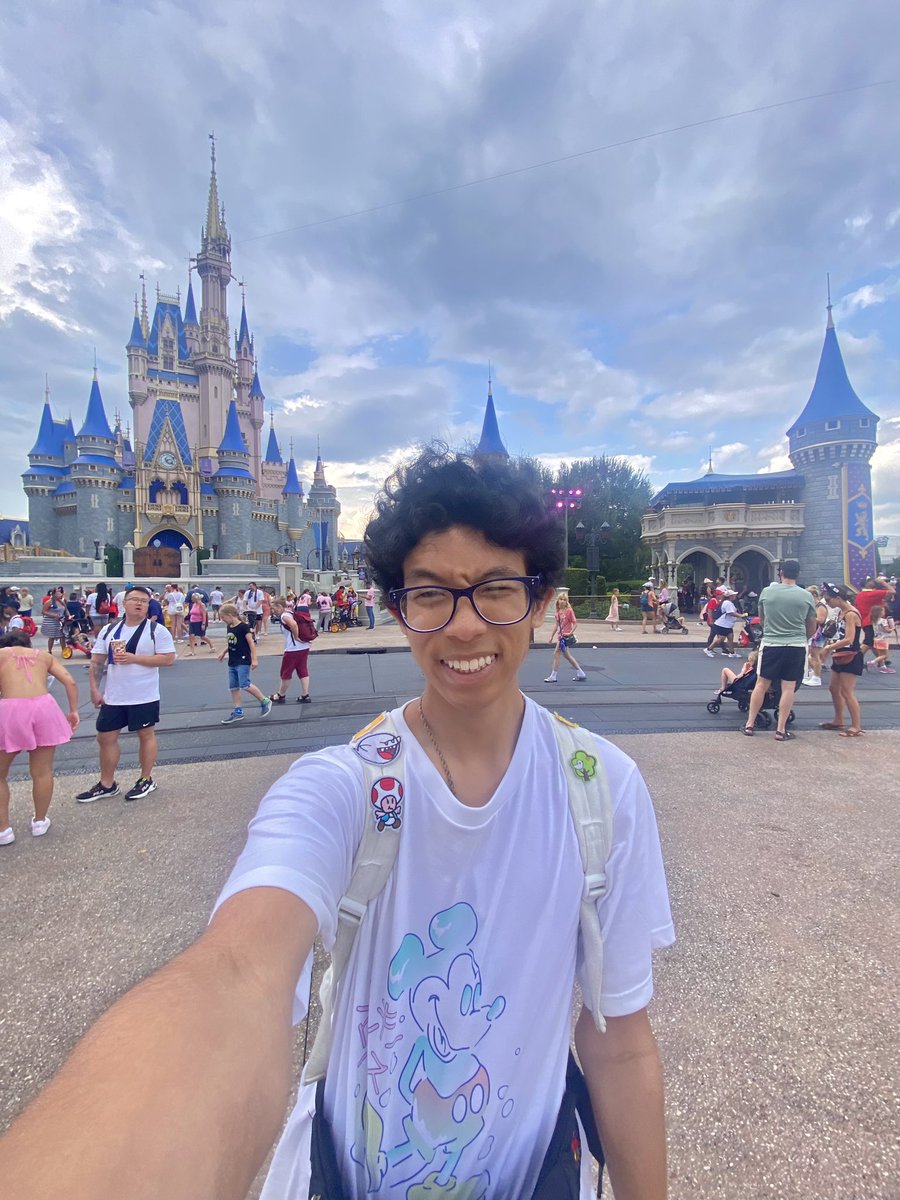 _ahnou_'s tweet photo. i went to disneyland and disney world :) https://t.co/67KzUyJ0g6