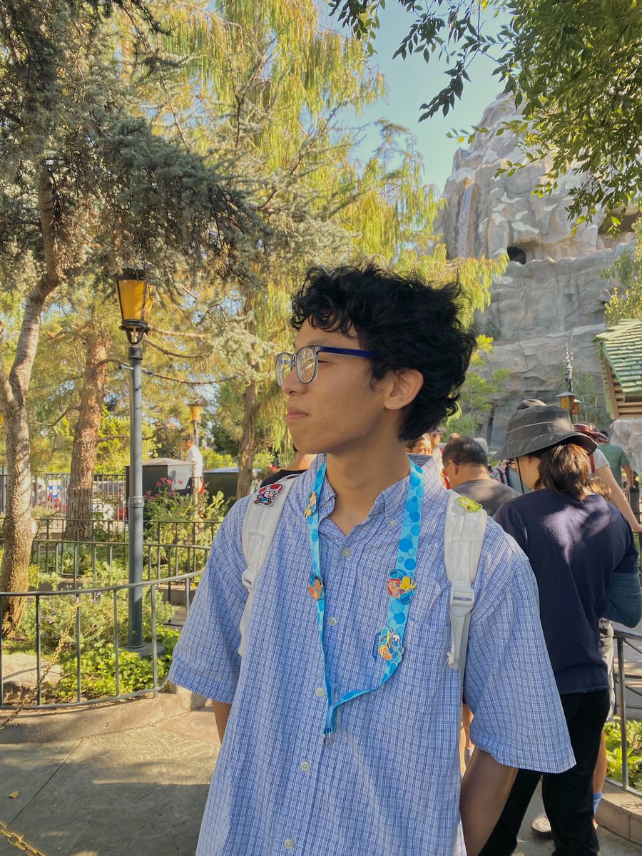 _ahnou_'s tweet photo. i went to disneyland and disney world :) https://t.co/67KzUyJ0g6