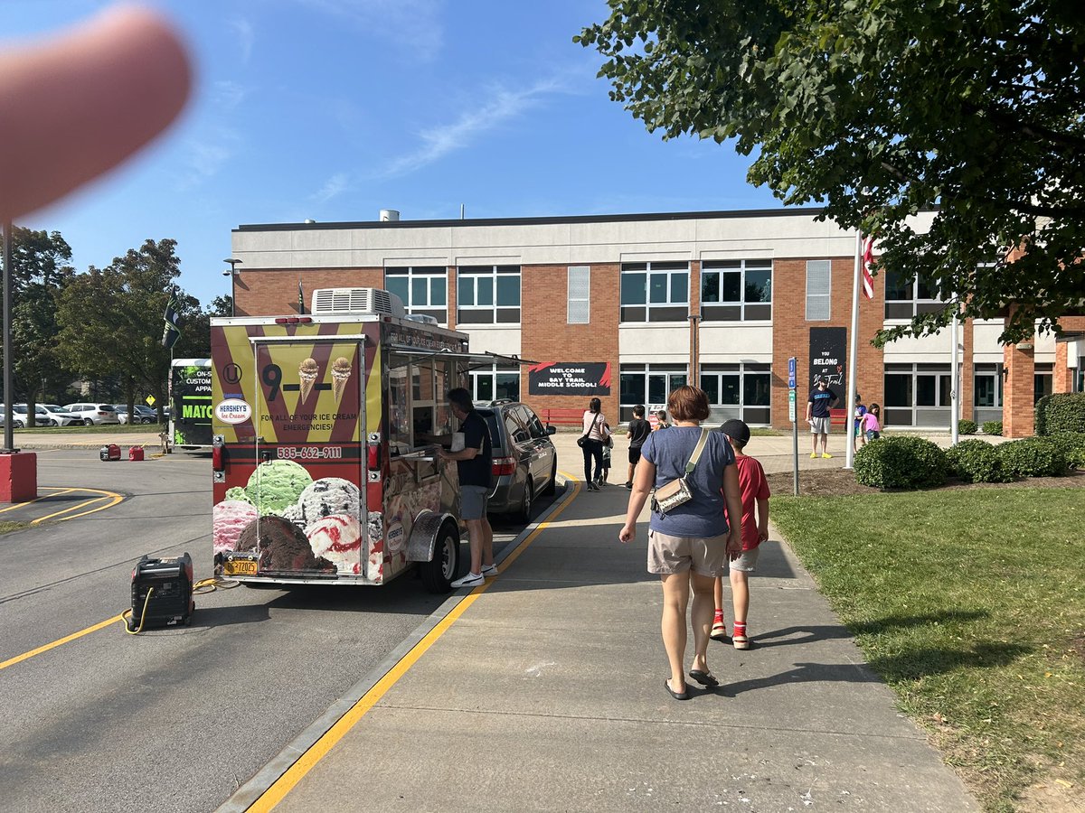 BayTrail_PCSD's tweet photo. We had a great day with our 6th grade orientations and locker night! Thanks to all who came. https://t.co/7NwCnWMtJl