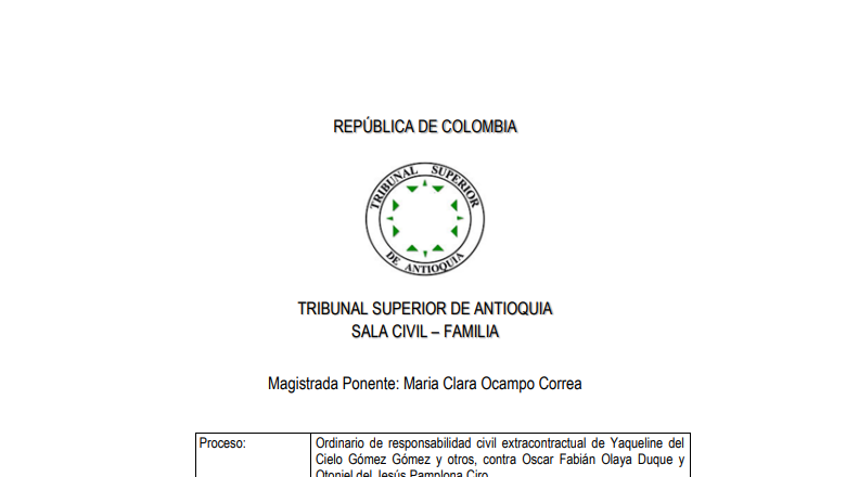 JurisprudenCol's tweet photo. Responsabilidad civil extracontractual en accidente de tránsito y la aplicación del control de convencionalidad para el reconocimiento lucro cesante futuro a favor de un menor de edad

El accidente ocurrió cuando el vehículo conducido por el demandado invadió parcialmente el carril contrario, colisionando con la motocicleta en la que viajaban las víctimas. Los demandantes argumentaron que el demandado actuó de manera imprudente e irresponsable, lo que llevó al fatal desenlace. Las víctimas eran jóvenes; uno de ellos trabajaba en una agropecuaria, mientras que el otro, un menor, aún cursaba estudios de bachillerato. Sus familias sufrieron grandes pérdidas emocionales y materiales a raíz del suceso.

El propietario del vehículo, a través de su apoderado, alegó que, aunque seguía siendo el propietario registrado del vehículo, no tenía control sobre el mismo desde 2012, cuando lo permutó con otra persona. Por ello, se declaró ajeno a los hechos, argumentando que la responsabilidad no podía recaer sobre él.

El Juzgado Civil Laboral del Circuito de Marinilla determinó que el conductor era responsable del accidente, pero redujo la indemnización en un 50% basándose en el artículo 2357 del Código Civil, al considerar que ambas partes involucradas en el accidente tenían culpa, ya que la motocicleta también estaba transitando fuera de su carril. Además, se negó el reconocimiento de lucro cesante futuro a favor de los familiares del menor, argumentando que este no contribuía económicamente al hogar y que no se podía prever con certeza que lo haría en el futuro.

Los demandantes apelaron la sentencia, argumentando que la reducción de la indemnización no era justa, ya que consideraban que la responsabilidad recaía completamente en el conductor. También mencionaron que no estaban de acuerdo con la exoneración del propietario y la negativa a reconocer el lucro cesante, especialmente en relación con el menor fallecido, argumentando que se debía presumir que en un futuro este habría contribuido al sustento de su madre.

El Tribunal Superior de Antioquia, en segunda instancia, analizó la causalidad en el accidente y reafirmó que existía concurrencia de culpas. Sin embargo, discrepó con la decisión de negar el lucro cesante futuro respecto al menor, basándose en jurisprudencia nacional e internacional que reconoce este tipo de indemnización, incluso cuando la víctima no genera ingresos al momento de su muerte.

El Tribunal destacó que la situación socioeconómica de la familia y la naturaleza campesina de la misma hacían probable que el menor, en su mayoría de edad, hubiera contribuido al sustento familiar, por lo que concedió esta indemnización. La cantidad reconocida fue la solicitada inicialmente por los demandantes, ya que el juramento estimatorio no fue objetado por la defensa.

En ese entendido, el lucro cesante futuro en casos de menores de edad es un concepto que ha sido abordado con particular atención tanto en la jurisprudencia nacional como internacional. Este tipo de indemnización se refiere a la pérdida de una ganancia futura que, aunque incierta, se presume habría sido obtenida por la víctima de no haber ocurrido el evento que causó su muerte. Aun cuando la víctima no estaba generando ingresos al momento de su fallecimiento, las cortes han reconocido que es plausible suponer que, al alcanzar la mayoría de edad, el menor hubiera contribuido económicamente al sustento de su familia.

En Colombia, la Corte Suprema de Justicia ha evolucionado en su interpretación sobre el lucro cesante futuro respecto a menores de edad. En un principio, se negaba este tipo de indemnización bajo el argumento de que no existía certeza sobre los ingresos que el menor podría haber generado en el futuro. Sin embargo, esta postura ha cambiado, y la Corte ahora reconoce que, en aras de la reparación integral, es necesario compensar a los familiares por las expectativas razonables de que el menor, al llegar a la edad adulta, habría trabajado y contribuido al hogar.

Por ejemplo, en la sentencia SC-2017, la Corte expuso que no es válido negar la indemnización por lucro cesante futuro simplemente porque el menor no estaba devengando un salario en el momento de su muerte. La Corte sostuvo que la reparación integral debe poner a la víctima en la posición en que habría estado de no haber ocurrido el evento dañoso, y esto incluye considerar las posibilidades razonables de que el menor, en su vida adulta, hubiera generado ingresos.

Ahora bien. La Corte Interamericana de Derechos Humanos también ha abordado este tema, adoptando una postura que refuerza la necesidad de reconocer el lucro cesante futuro en casos de menores de edad. En casos como la Masacre de Pueblo Bello vs. Colombia, la Corte Interamericana señaló que, aunque no se puede determinar con certeza cuál habría sido la actividad o profesión de un menor en el futuro, es equitativo reconocer una compensación por la pérdida de ingresos que habría contribuido al sustento de su familia.
Este enfoque se basa en el principio de equidad y en la observación de las circunstancias socioeconómicas específicas del caso, donde se presume que, en contextos de familias rurales o de bajos ingresos, es común que los menores, una vez alcanzada la mayoría de edad, comiencen a trabajar y a apoyar económicamente a sus familias.

En el caso en concreto, El Tribunal Superior de Antioquia, aplicó este criterio al reconocer el lucro cesante futuro a favor de la madre del menor fallecido, a pesar de que este no generaba ingresos al momento de su muerte. El Tribunal consideró las circunstancias socioeconómicas de la familia, destacando que, dadas sus condiciones y la naturaleza campesina de su entorno, era razonable esperar que el menor, al llegar a la adultez, hubiera contribuido al sostenimiento familiar.

El reconocimiento de esta indemnización no solo se fundamenta en la normativa interna, como el artículo 16 de la Ley 446 de 1998, que establece el principio de reparación integral, sino también en el control de convencionalidad que obliga a los jueces colombianos a armonizar sus decisiones con los estándares internacionales de derechos humanos. En este sentido, la decisión de conceder el lucro cesante futuro respeta tanto la legislación nacional como las obligaciones internacionales de Colombia en materia de derechos humanos, asegurando una reparación justa y equitativa para las víctimas indirectas de la tragedia.

Finalmente, el Tribunal confirmó parcialmente la sentencia de primera instancia. Mantuvo la reducción del 50% en la indemnización por la concurrencia de culpas y la exoneración del propietario, pero revocó la decisión en lo relativo al lucro cesante futuro, ordenando el pago de la suma mencionada a favor de la madre del menor fallecido.

Portal de actualización Jurisprudencial. Solicita tu suscripción aquí 👉 https://t.co/LAQoZz9cUI