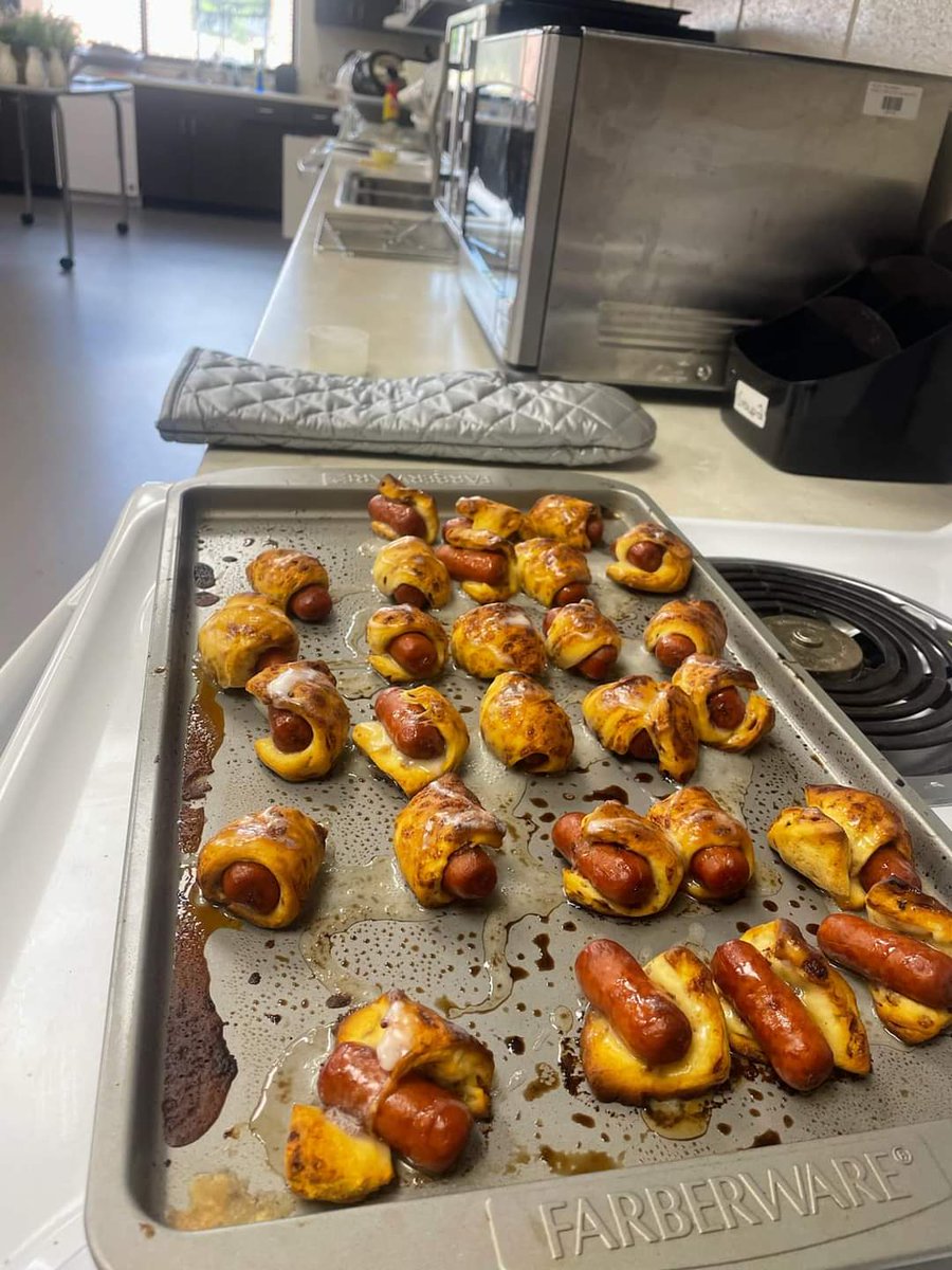 ApplingSchool's tweet photo. The Main Hall outside of “The Bloom Cafe” was full of “smells of sweet savory sausage delight!
A spin on pigs in a blanket!
#growingtogethershapingtomorrow
#cookingwithpeacock
#oneappling https://t.co/evkudlBnBO