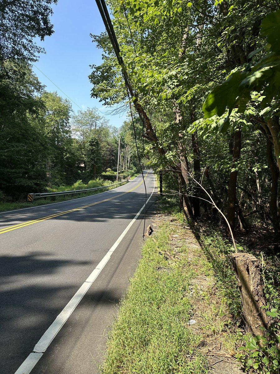 MatthewValia's tweet photo. Wire has been cut for six days. @OptimumHelp has not sent anyone to address the issue. Tech scheduled for tomorrow.  Hoping for a line truck that can fix the wire instead of someone who’s going to confirm what we already know. https://t.co/xKE2aEqpsY