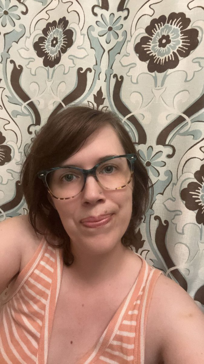 Snugglebug's tweet photo. Just received my new #glasses from @hello_eyes. The quality of the frames are amazing and the lenses are the perfect prescription, thanks to their easy online #visiontest. I was very pleased to see how well packaged the shipment was and to find it comes with a gorgeous hard case. https://t.co/zEA6ujmMEi