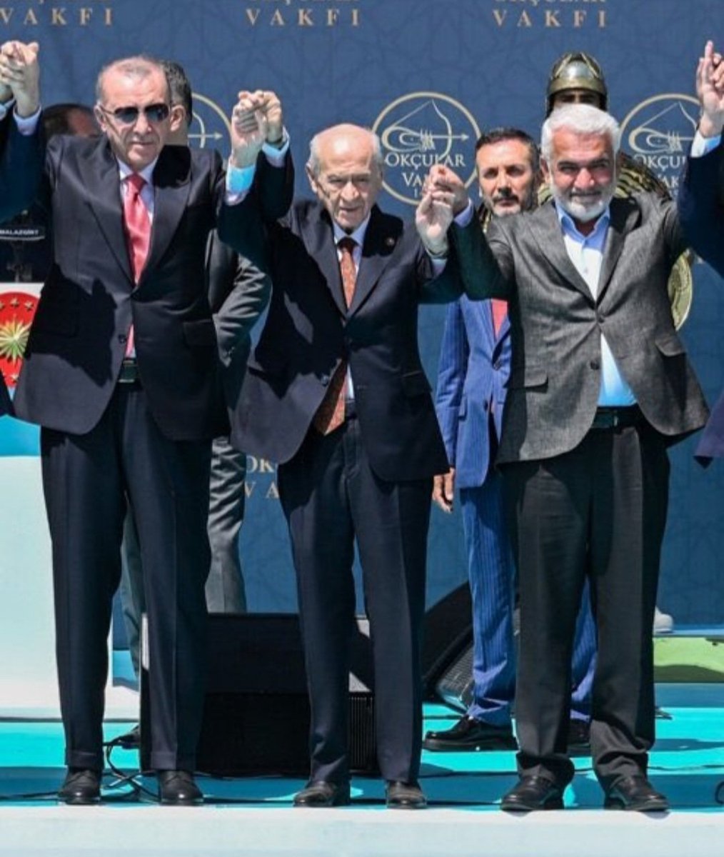 Eğilmiyor diye kurdu hor görüp, 
İti el üstünde tutan utansın...