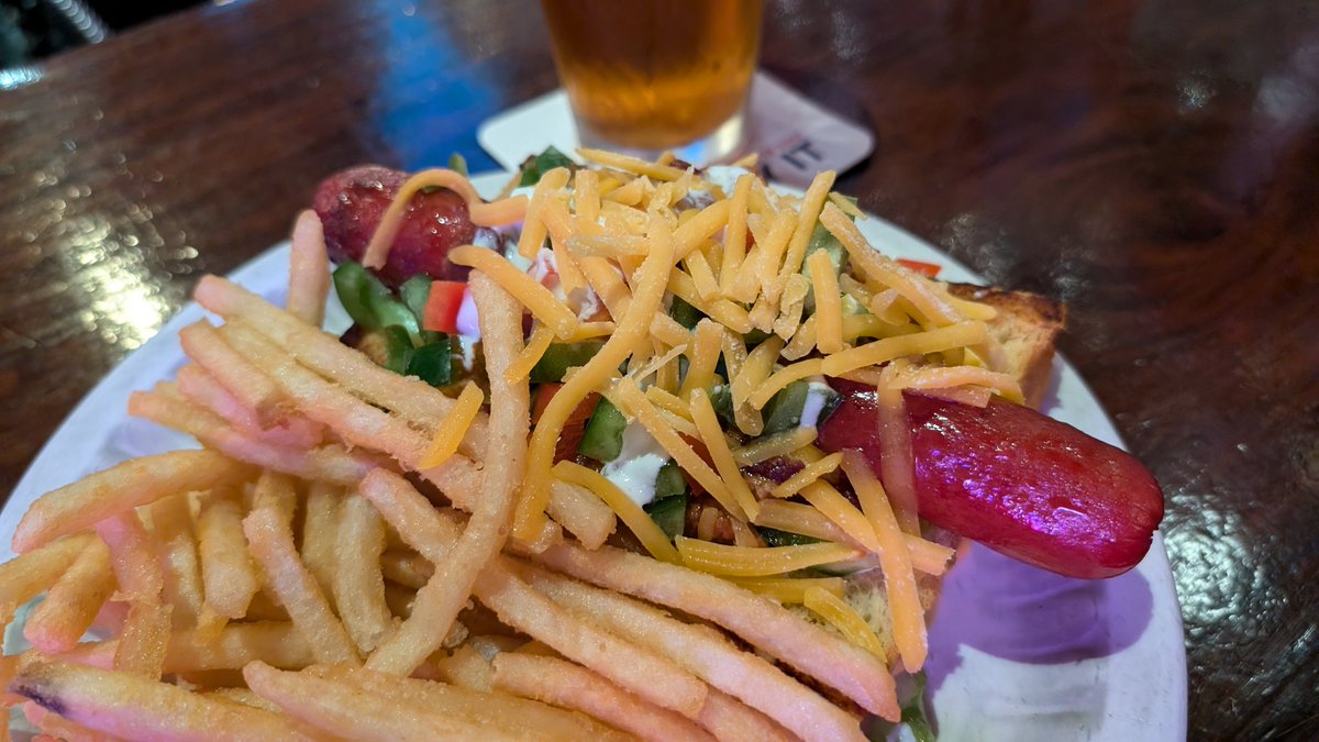 json_wud's tweet image. Bro rate my hotdog!
The bartender said this is the greatest chilli dog ever, but I don&apos;t see any chili.

Is this even legal?