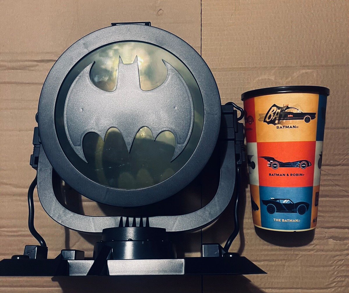 MarioNawfal's tweet photo. 🇺🇸 BATMAN 85TH ANNIVERSARY: AMC THEATERS LAUNCHES BAT-SIGNAL POPCORN BUCKET

AMC Theaters is celebrating Batman's 85th anniversary with a special re-release of The Batman on August 28th, offering a novelty Bat-Signal popcorn bucket that lights up and a lenticular Batmobile cup. 

The Bat-Signal bucket, inspired by designs from The Dark Knight and 1989's Batman, holds 85 ounces of popcorn and is priced at $35, while the Batmobile cup is $12. 

Both items can be bundled for $45, and come with large popcorn and drink servings.

Source: DarkKnightNews