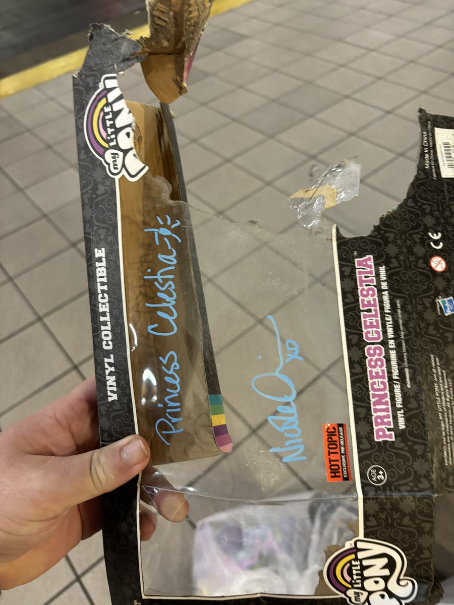 ConcertCruizer's tweet photo. @AmericanAir Look at what you guys just did! And you policy on even cover the damaged contents. Just the bag. I am NEVER flying American Airlines ever again https://t.co/BWk95c3S4S