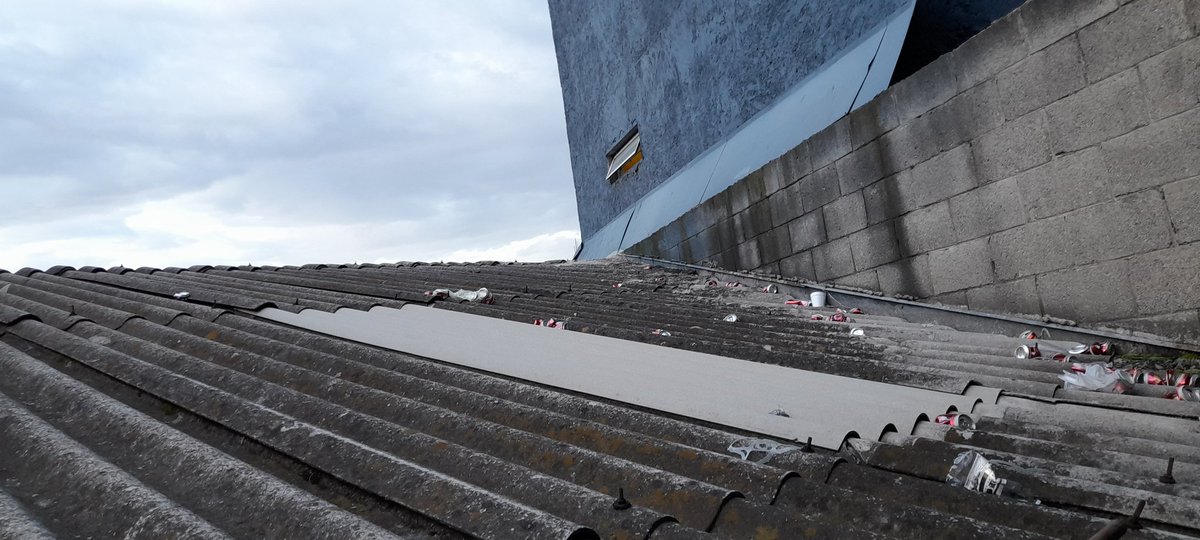 FrancoSwedish's tweet photo. #universidadtresculturas en el plantel de Los Reyes La paz, los alumnos beben dentro del plantel y arojan la basura y latas a los techos de los vecinos. Adjunto evidencia https://t.co/o9k4uhRsmw