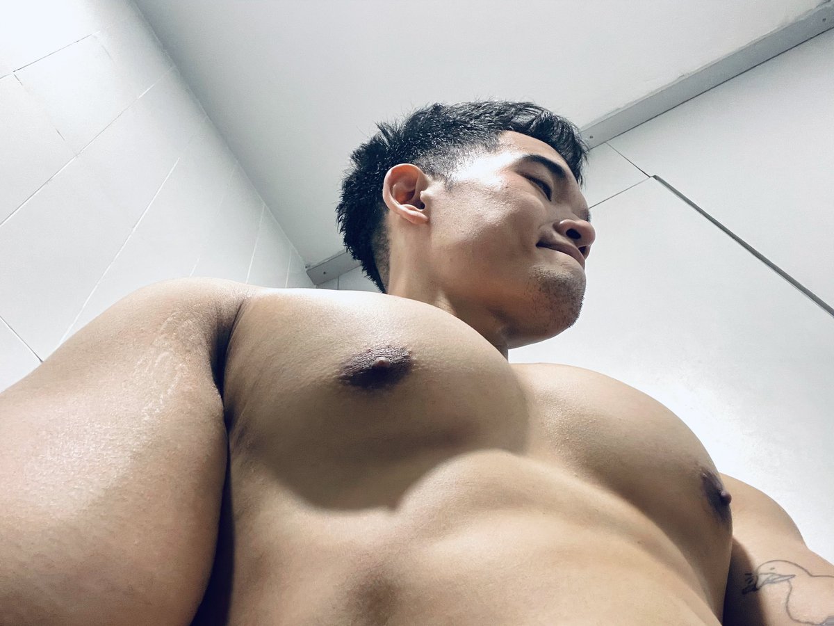 chromaticaoreo's tweet photo. Chest day https://t.co/psDWz7vg5x