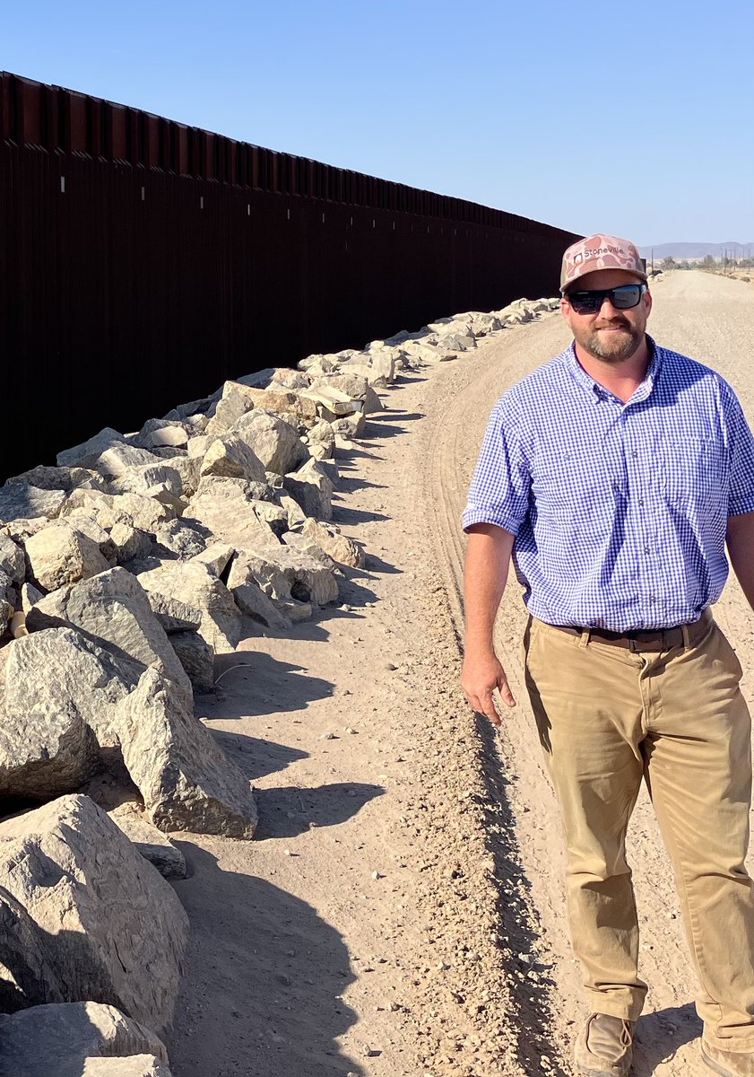 When checking out cotton plots on the border you gotta take a selfie with the wall.