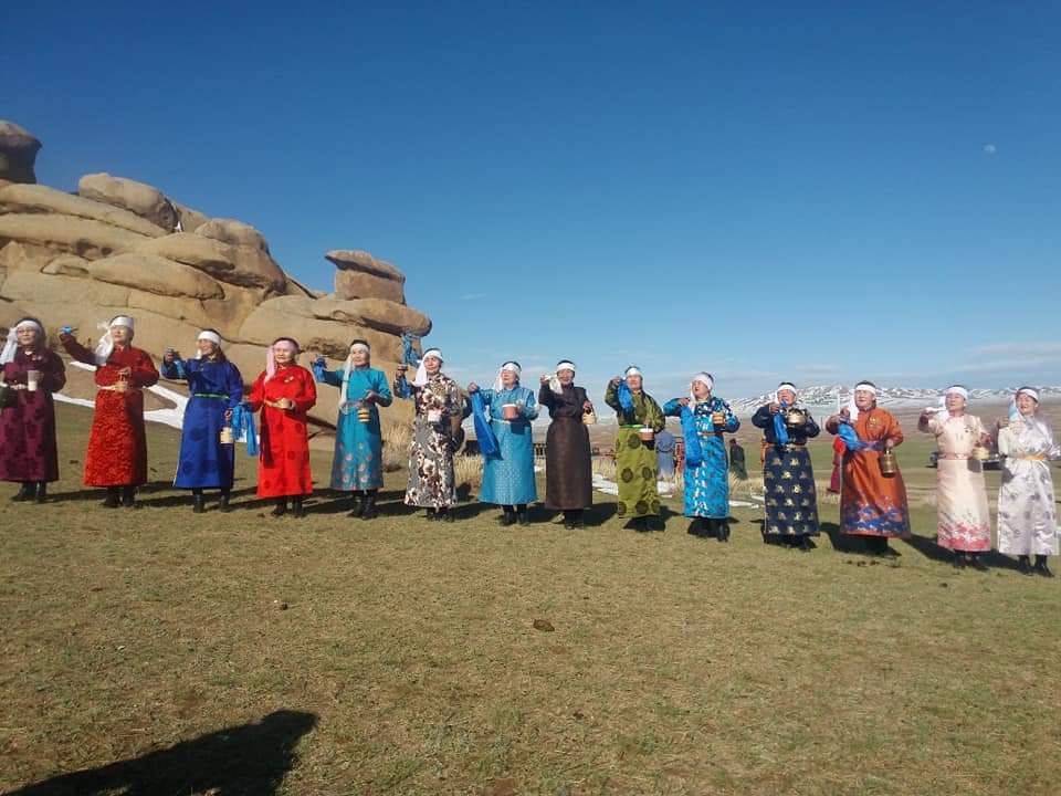 Хэн өргөлөө сэтгэлээсээ өргөж хүргэж дийлнэм.Хурмаст хишгээ өгдөг нь л үнэн .