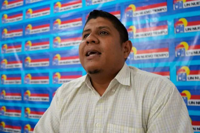 #URGENTE En el <a href="/partidoUNT/">Un Nuevo Tiempo</a> rechazamos la detención de Luis Yaguarate, miembro de la dirección regional de nuestro partido en Carabobo y dirigente juvenil de la UC.

El único delito de Yaguarate es luchar por un futuro en paz y prosperidad. Exigimos su pronta liberación, así como