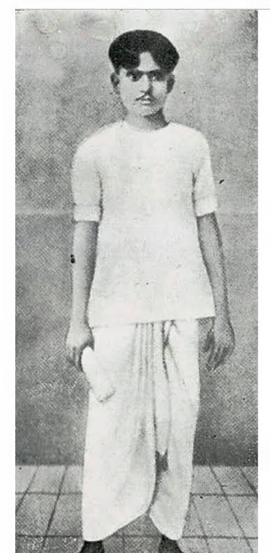kalamkhukon's tweet photo. ছাত্রদলের গান- 
কাজী নজরুল ইসলাম

আমরা শক্তি আমরা বল
আমরা ছাত্রদল।
মোদের         পায়ের তলায় মূর্ছে তুফান
ঊর্ধ্বে বিমান ঝড়-বাদল।
আমরা ছাত্রদল।। https://t.co/EeV89m4TUZ