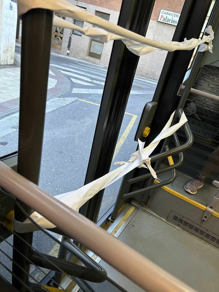 Hola <a href="/AytoLogrono/">Ayuntamiento Logroño</a>. ¿Es normal que un autobús de la Línea 1 pueda circular con las puertas que no funcionan y precintadas? ¿Cumple las normas de seguridad? ¿No lo deberían retirar y sustituirlo por otro?