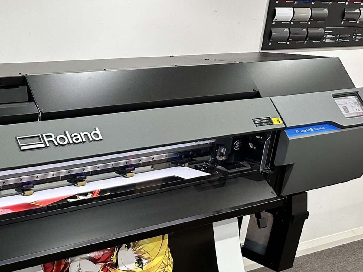 SCWrapping's tweet image. It&apos;s all going on at South Coast Wrapping! Working the Roland printer hard 😅💪

#comingsoon #printeddesign #printmax #oneofakind #wrappedcarsofinstagram #arlonslx