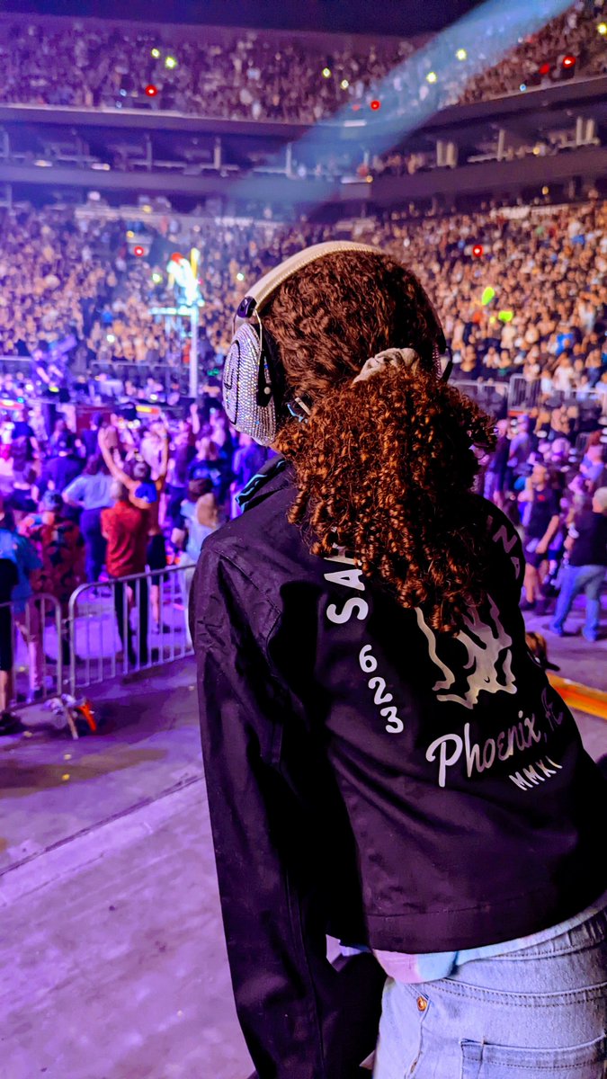 passive_rogue's tweet photo. I am so happy her first concert ever was the @twentyonepilots Icy Tour show (in 2022) here in Az.. I'm so excited to surprise her Friday after school that we are seeing them again that night 🥹❤️ @tylerrjoseph you made her night with that hi-five https://t.co/AXidPOXQwH