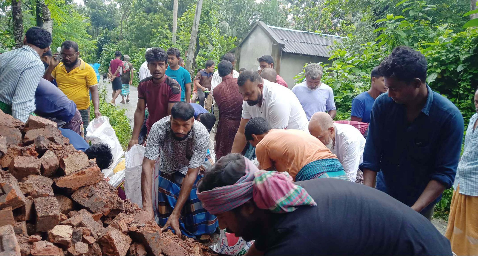 দেবহাটায় বেড়িবাঁধ রক্ষায় জামায়াতসহ বিভিন্ন শ্রেণি পেশার মানুষের স্বেচ্ছাশ্রম