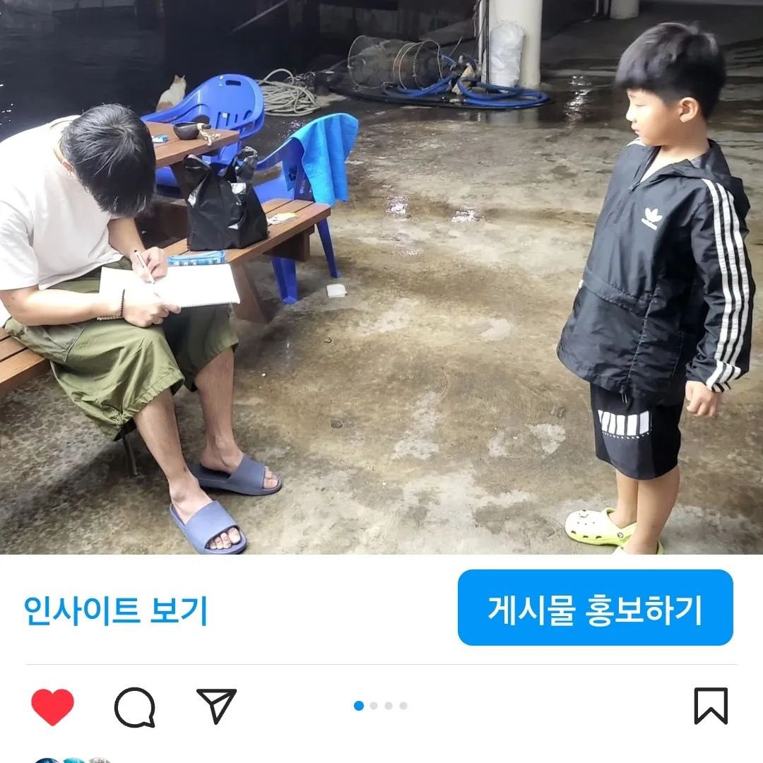 จบมไปดำน้ำ แล้วแจกลายเซ็นให้น้องคนเดิมครั้งก่อนเลยย น่ารัก แล้วแจบอมยิ้มน่ารักอะไรขนาดนั้นอะ คิดถึงอะ 🫶🏻🩵🩵

จาก ไอจี คุณ good__divers

#JAYB #제이비
<a href="/jaybnow_hr/">JAY B</a>