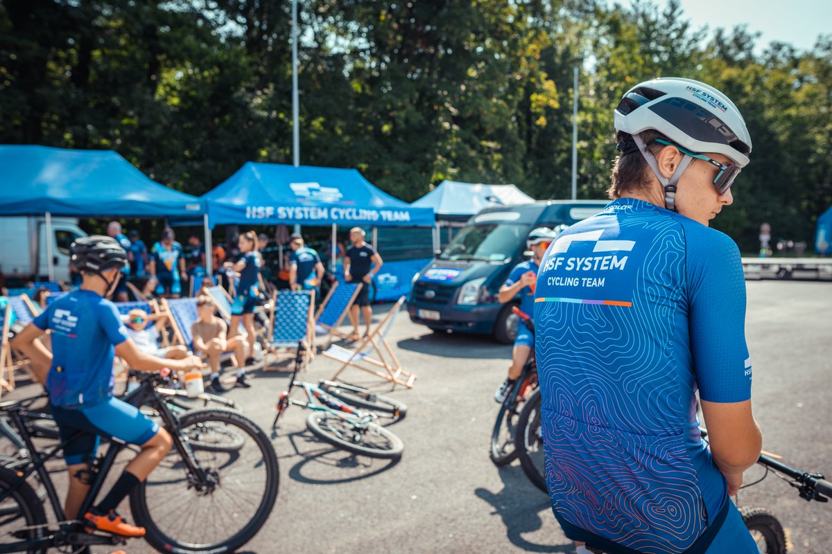 HSF System Bike Čeladná. M. Rauchfuss obhájil vítězství na 50km trati, T. Tvarůžková vyhrála závod žen. Na 30km trati dominoval náš tým – 1. místa získali S. Mucha a S. Motyčková! 🥇Společně s <a href="/purposia_group/">PurposiaGroup</a>  a organizátory jsme vybrali navíc 76 706 Kč pro Lukáše Černotu. 💙🤝
