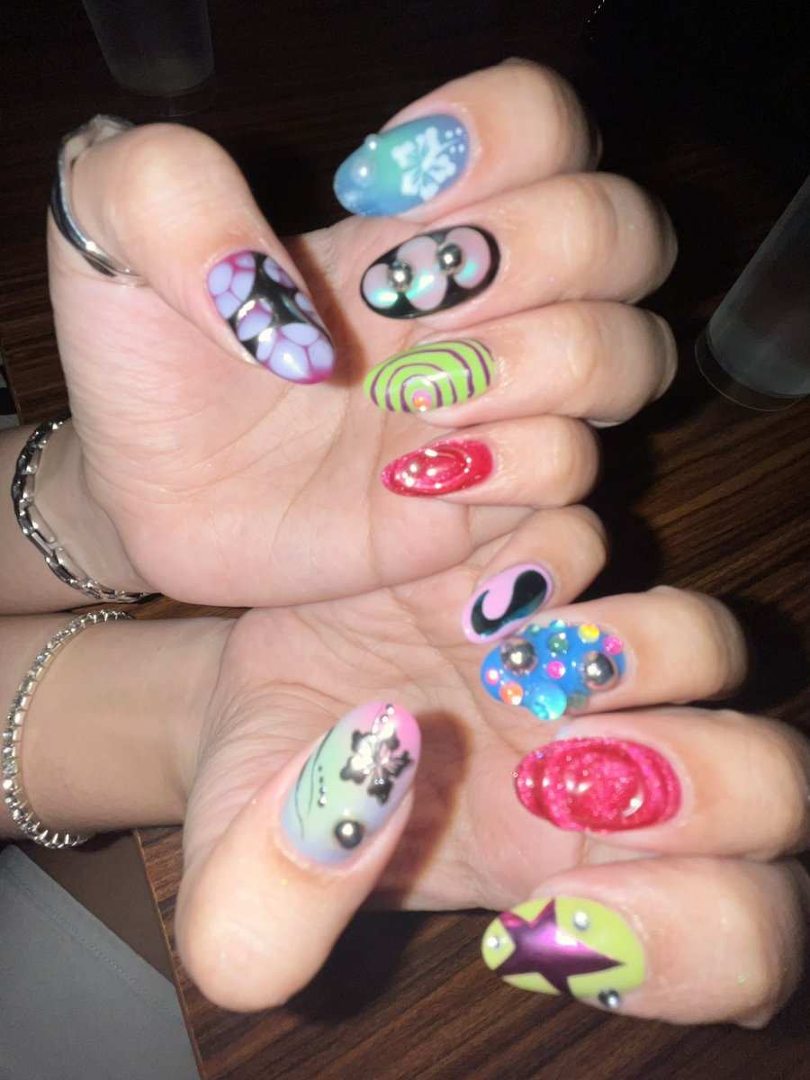 h20sign's tweet photo. my nailsies 🌀💗💎🧞‍♀️🌺💕 https://t.co/3ceDcJEmOf