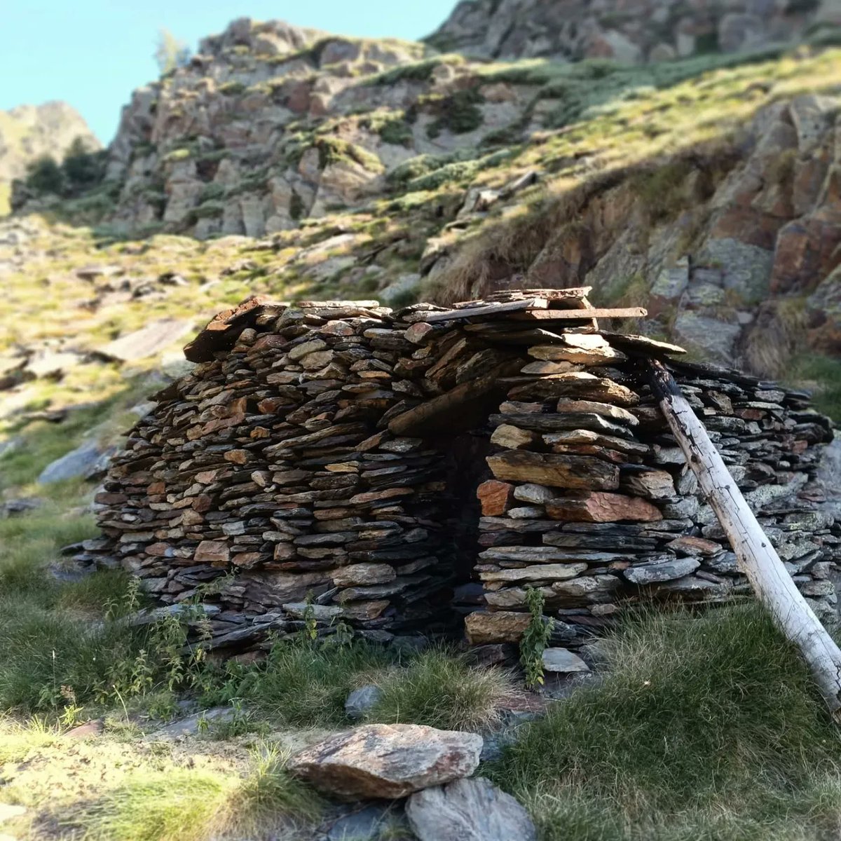 SkadiTreks's tweet photo. Sortida d'entre setmana al cim del Campirme 2.633m per descobrir una part del Parc Natural de l'Alt Pirineu menys massificada però igual d'impressionant! Paisatges impressionants i alguna que altre llegenda, i amb un petit grup, però amb moltes ganes de caminar i passar-ho bé! https://t.co/16egEQnFjd