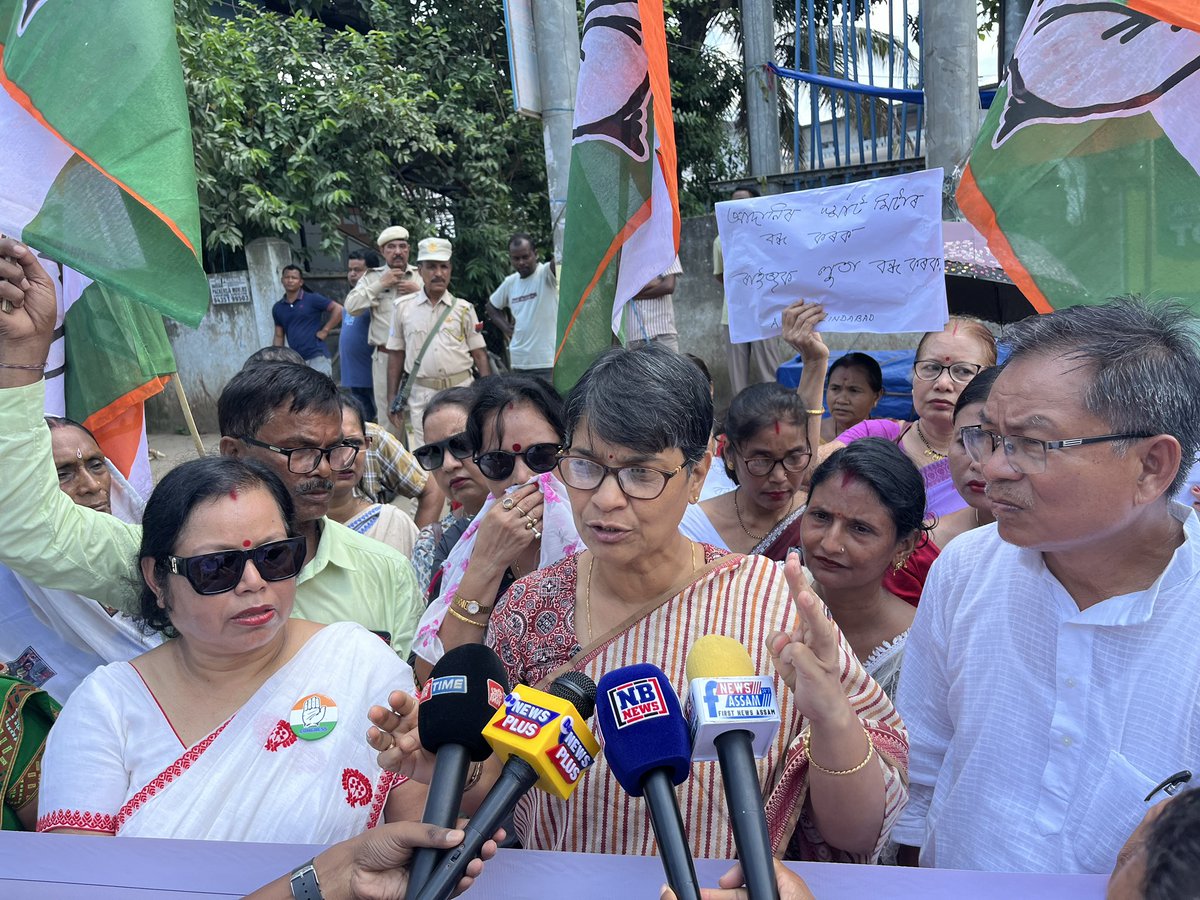 borthakur_mira's tweet image. চন্দ্ৰপুৰ আৰু নুনমাটি ব্লক কংগ্ৰেছৰ নেতৃত্বত স্মাট মিটাৰৰ লুন্ঠনৰ বিৰুদ্ধে প্ৰতিবাদ ।
#StopSmartmeter
#stopvoilenceagainstwomen
#NyayKaHaqMilneTak
@LambaAlka