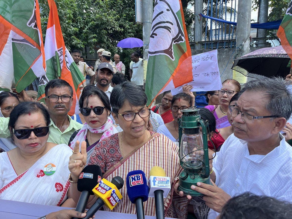 borthakur_mira's tweet image. চন্দ্ৰপুৰ আৰু নুনমাটি ব্লক কংগ্ৰেছৰ নেতৃত্বত স্মাট মিটাৰৰ লুন্ঠনৰ বিৰুদ্ধে প্ৰতিবাদ ।
#StopSmartmeter
#stopvoilenceagainstwomen
#NyayKaHaqMilneTak
@LambaAlka