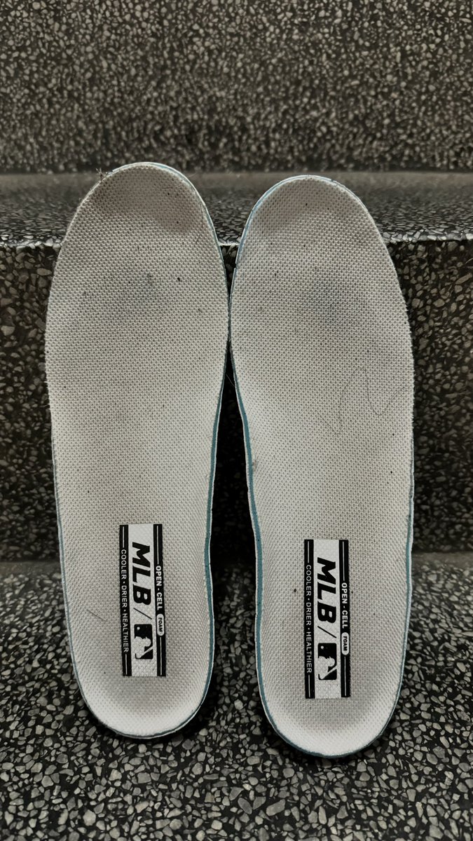 A_wei18's tweet photo. 射鞋88
總算遇見很想玩的 #MLB 老爹鞋，看到的時候興奮還有點顫抖。
老爹鞋除了Gucci款就這雙我超愛，以為包覆感差但卻意外舒服這鞋很包腳帶點悶臭夠吸引人。
拿起鞋來舔品嚐女主鞋上的食物好美味，然後射鞋墊上實在開心。最愛舔鞋
喜歡❤️按下=前進動力 
#掃樓 #射鞋 #玩鞋 #舔鞋 #打洨 #打胶 https://t.co/eklVR6vPTz