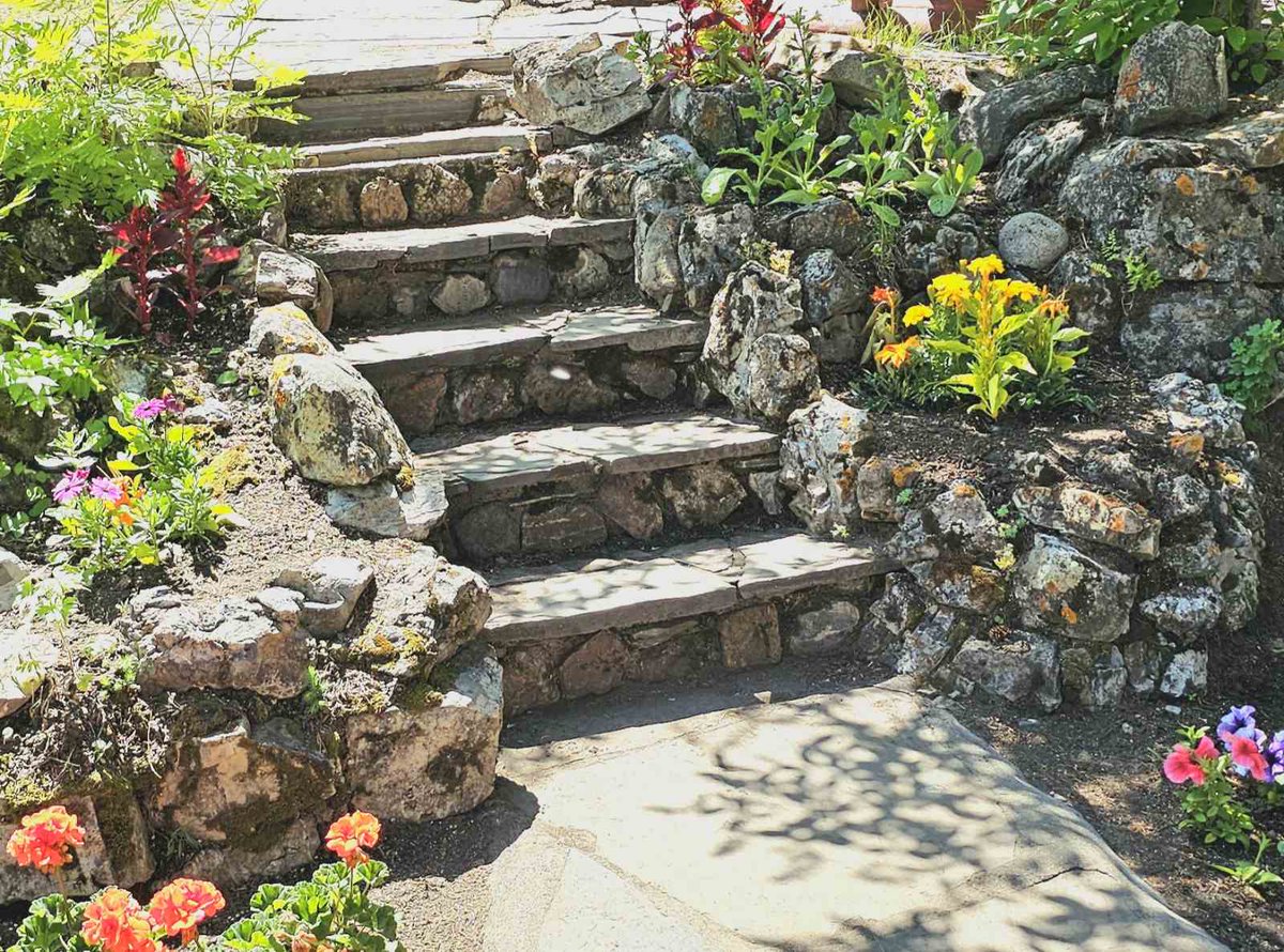 DreamYardTeam's tweet image. Landscaping steps.  Flagstone steps placed over small boulder risers give the facing of these stone steps an interesting look with added character.
#landscapingsteps #stonesteps #flagstonesteps #landscapingideas #landscapingaslope #hillsidelandscaping #dreamyard #walkwayideas