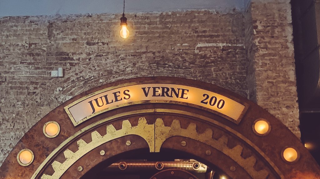 A punt d'estrenar portes noves a l'<a href="/idealbarcelona/">idealbarcelona</a>.

Falten 24 dies per la inauguració de l'experiència més bèstia que hem fet mai. 🚀

Aquesta porta obrirà una nova manera d'explicar la literatura de Jules Verne i el seu impacte cultural des del segle XIX fins els nostres dies.