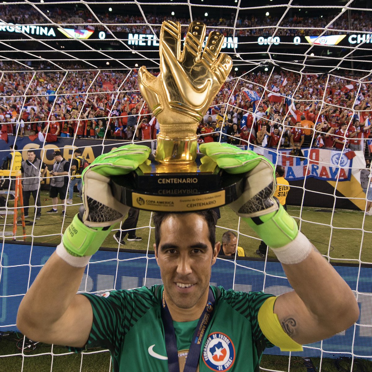 LaRoja's tweet photo. 🥹 #LaRoja 🇨🇱 SIEMPRE pero SIEMPRE será tu casa, Capitán América ©️👏

Escribiste tu nombre con letras doradas en los libros de la historia del fútbol de Chile y del Mundo 🌎🏆🏆

¡Gracias por tantas alegrías, Claudio Andrés Bravo Muñoz! 🌟🔒

#SomosLaRoja https://t.co/uquGcyrUb5