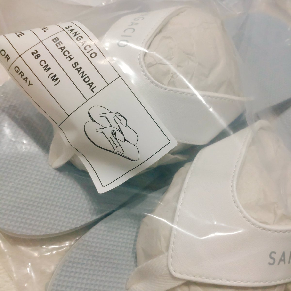 minmin5161's tweet photo. でもセットで入ってたビーサンが28cmなのは草

25cmに28cmはさすがにデカイのよ😌 https://t.co/k14ngRtSiE