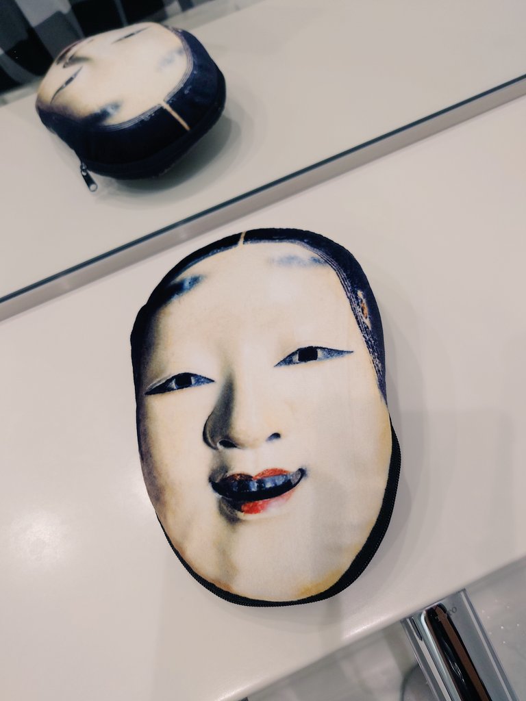 feedback1future's tweet photo. 私の新しい化粧ポーチです。ご査収ください。 https://t.co/gGQfwWjJ4Z