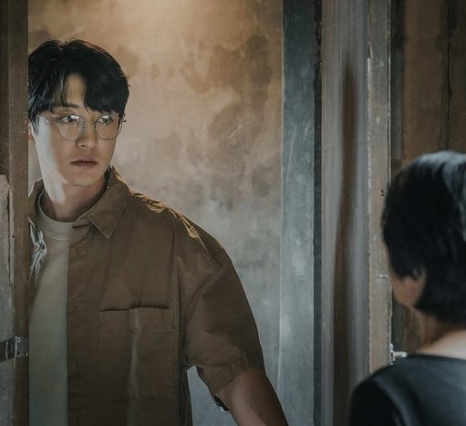 no_loey_no_life's tweet photo. [Interview with Actress Lee Jeong-eun]
https://t.co/pXmAnkbtSH

Regarding Chanyeol, who plays the role of Giho, she said, "He seems to be a very pure person. The moment we acted together was short, but I felt purity in his eyes in the scene when he said "I also have this picture".  (Even in real life) he had such a pure spirit that I thought, "I wish I could [also] live with a smile. We rarely had personal conversations, but I believe a friend I met in this drama was this boy. That's why I think we were able to create a very good scene together."

#CHANYEOLxTheFrogNetflix
#CHANYEOL #찬열