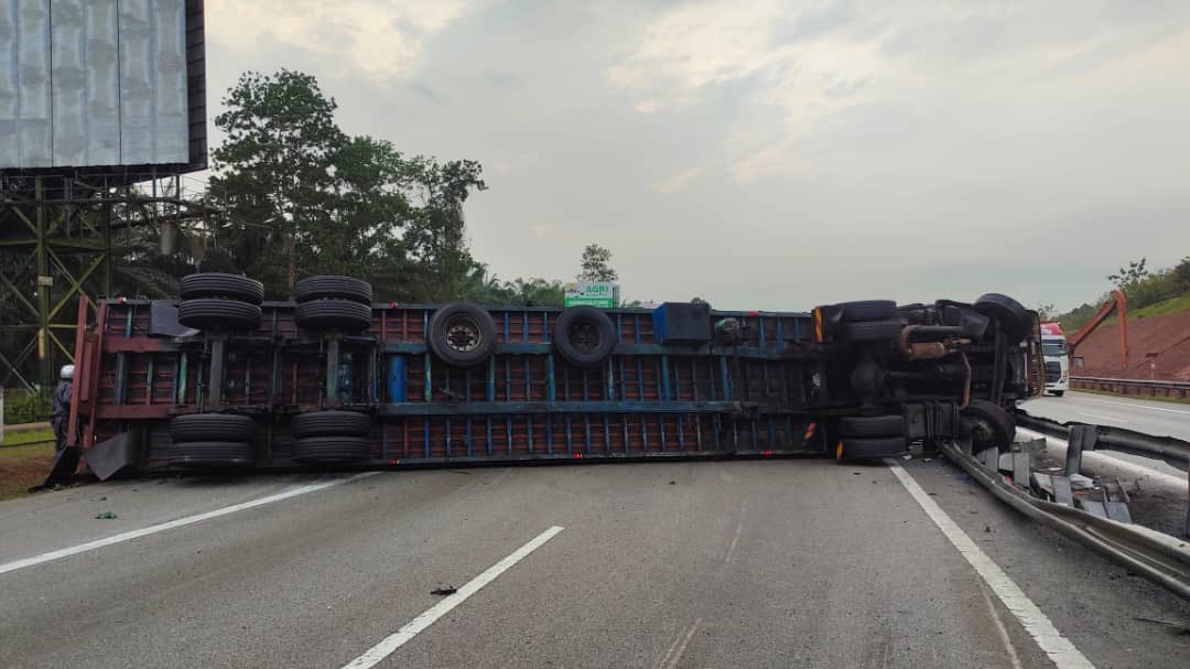 7:35hrs Awas! Maklumat awal kemalangan Km 114.0 arah Selatan dari Pagoh ke Yong peng (U). Semua lorong terhalang. Trafik tidak bergerak. Harap maklum. <a href="/llmtrafik/">LLM INFO TRAFIK 🇲🇾</a>