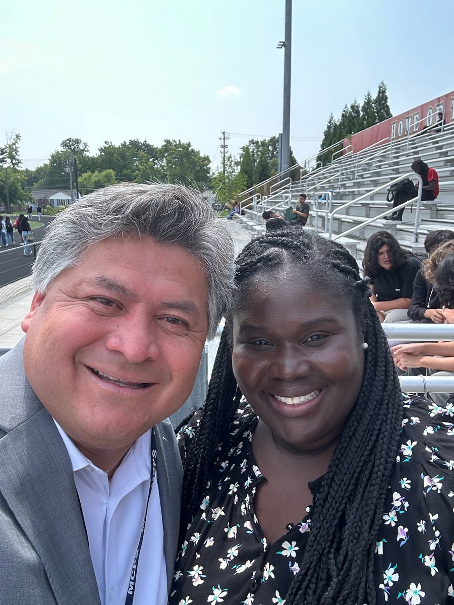 mcpsequityteam's tweet image. Equity Unit specialist @EdvinMHernandez wishing Wheaton HS colleagues a great start to the year! #EquityOnDayOne
#MCPSFirstDay