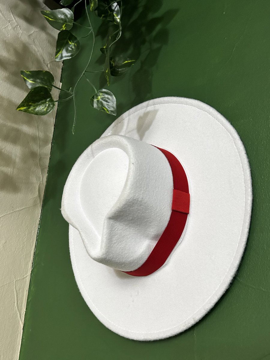 chaarizard's tweet image. Ele me deu a boa sorte e só ele pode tirar. Se Zé Pelintra não bambeia, os filhos dele também não hão de bambear