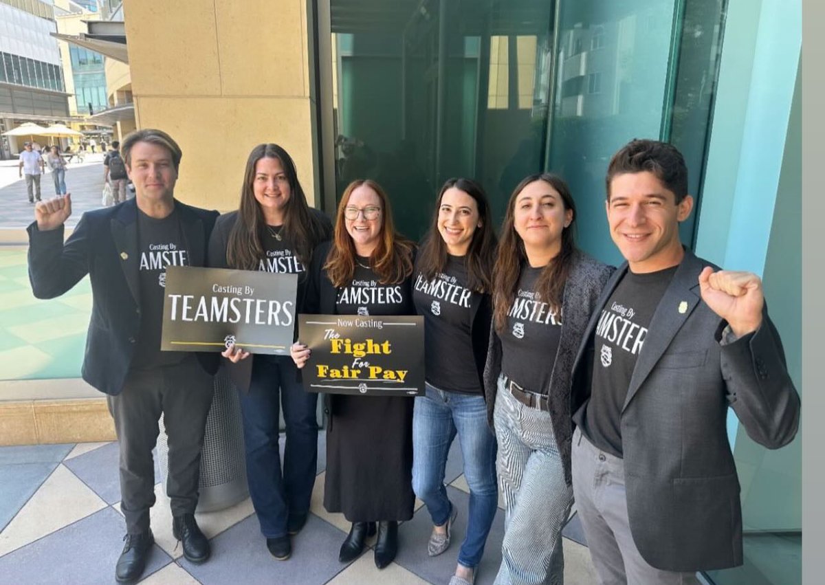 Teamsters_399's tweet photo. CASTING BY TEAMSTERS’ NEGOTIATIONS CONCLUDE FOR TODAY W/ DATES SCHEDULED THROUGH FRIDAY 👊💪
While our member-led negotiating committee fights in the room this week, we appreciate & feel the support of ALL Hollywood Labor.
#iStandWithCasting
#CastingByTeamsters https://t.co/3u9iVZ27d8
